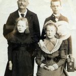Henri et ses trois enfants : Joseph, Pauline et Eugénie